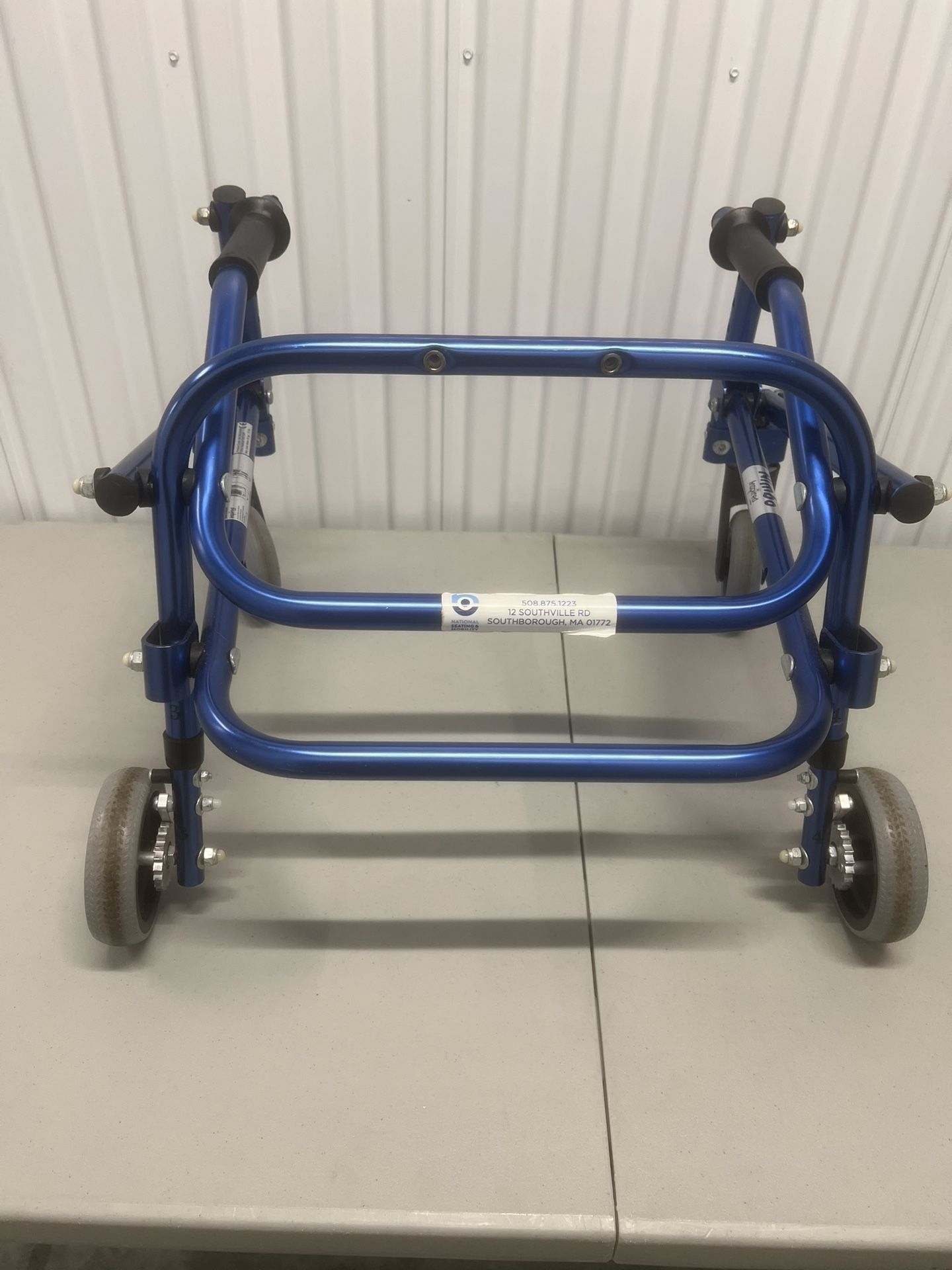 Nimbo Ka1200 Drive ka1200-2gkb Lightweight Posterior Walker X-small. Used in good condition with minor cosmetic blemishes. These blemishes are in the 