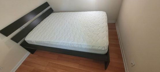 Qween size Dark Brown Platform Bed Frame with Mattress