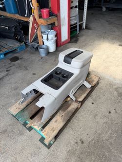 2007-2014 Chevy Tahoe Center Console OEM - Light Gray