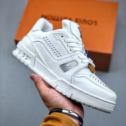 A pair of fashionable and versatile shoes