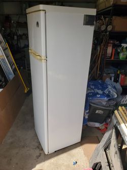 IGLOO 1/2 SIZE REFRIGERATOR