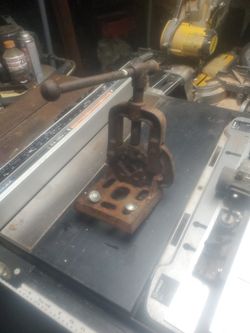 Reed No. 71 yoke-style pipe vise