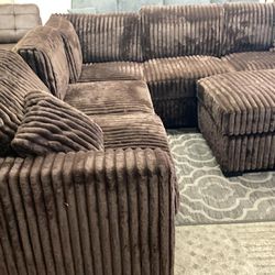 New Soft Jumbo Sectional Couch with Ottoman ! Free Delivery 🚚 !
