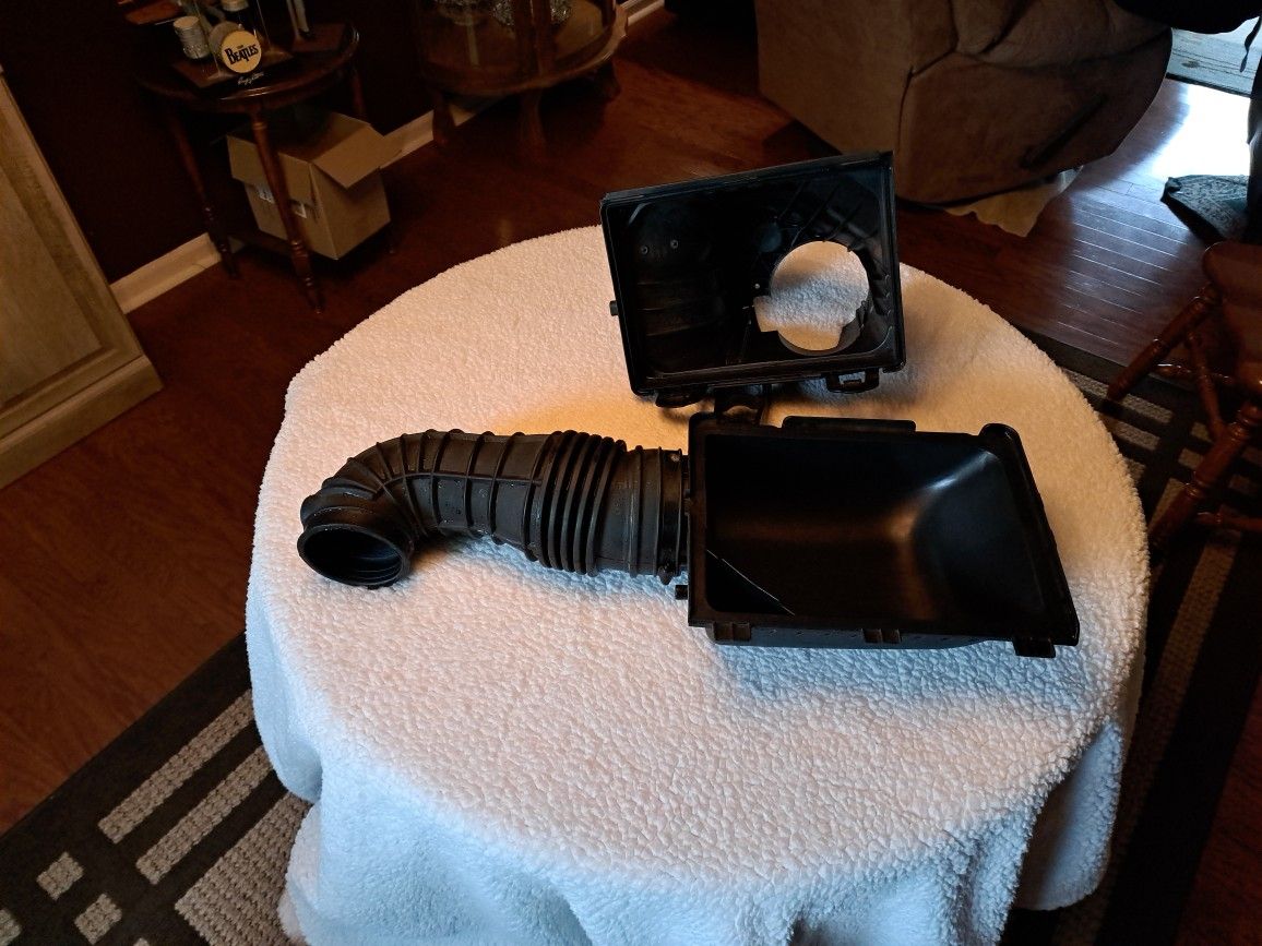 2008 Dodge Challenger stock air intake 6.1