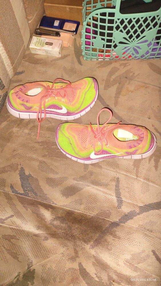 Nike Womens Size 6.5