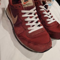 Vintage Womens 7.5  - Nike Internationalist bordeaux or maroon 