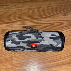 JBL Flip 5 Bluetooth Speaker (Camo) - Great Condition
