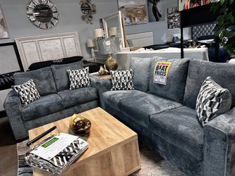 Beautiful sofa set! 📲🚨 Easy Financing!