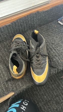 Black and gold soccer shoe size 4