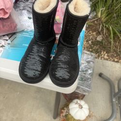 Kids  UGG   Size 2 