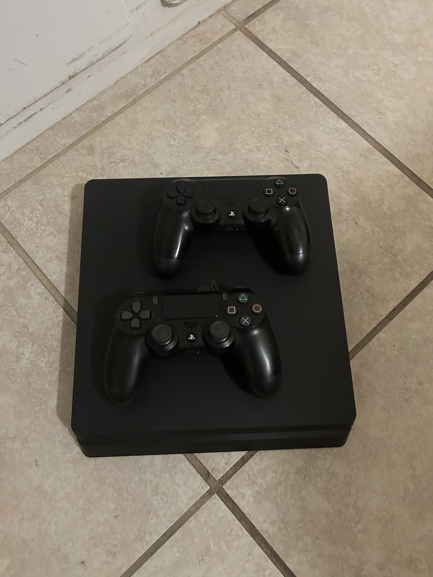 PS4 Slim + 2 Controllers – Ready to Game