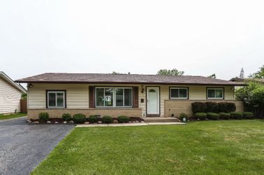 137 Shadywood Ln, Elk Grove Village, IL 60007
