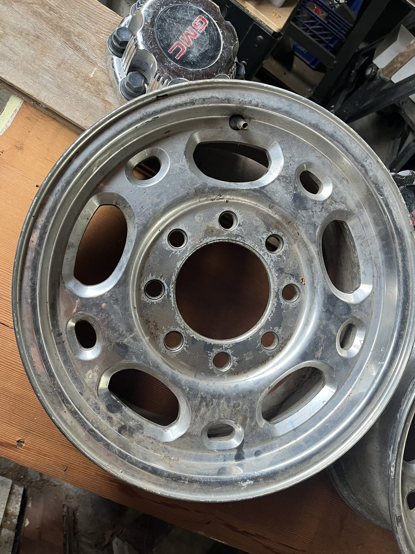 Chevrolet - GM 2500HD (8) Lug Rims w/caps