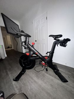 Pelotón, Perfect Working Condition Includes 2 Weights