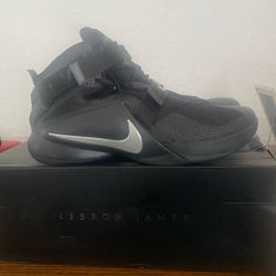 Nike Lebron Soldier 9 Size 10 With Box