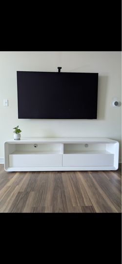 Entertainment center media stand