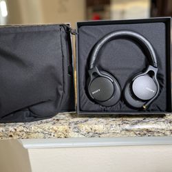 Sony MDR1AM2B Wired High-Resolution Audio Over-Ear Headphones with Built-In Remote and Microphone