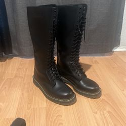 Dr. Marten’s 20 Eyelets  Men