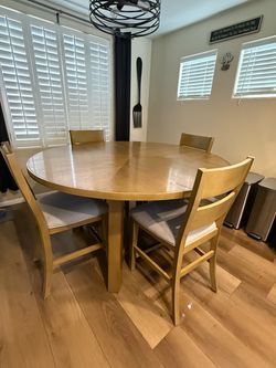 Dining Room Table and 6 Chairs