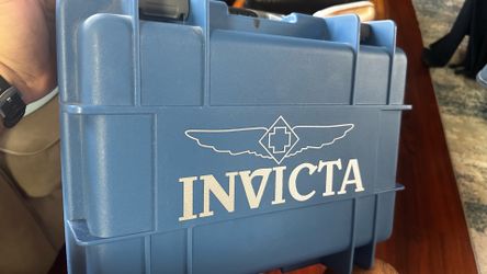 Invicta 8 slot hard case blue
