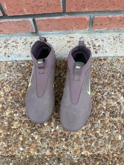 Nike Soccer Cleats Size 4 Boys