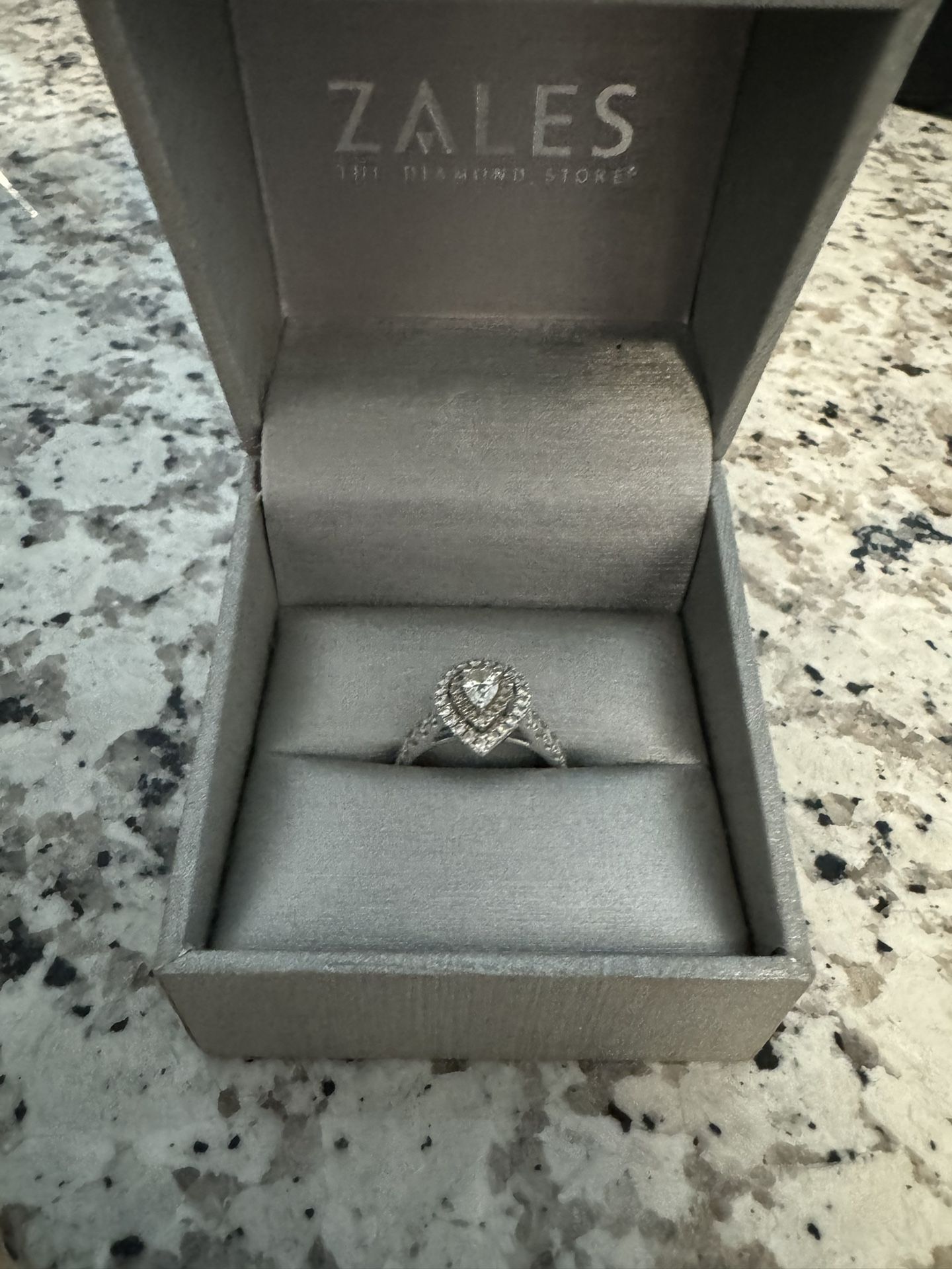 Great condition engagement ring 750 Obo