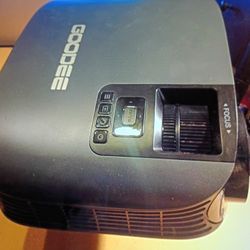 GOODEE 1080P FHD. MAXIMUM RESOLUTION HOME THEATER PROJECTOR