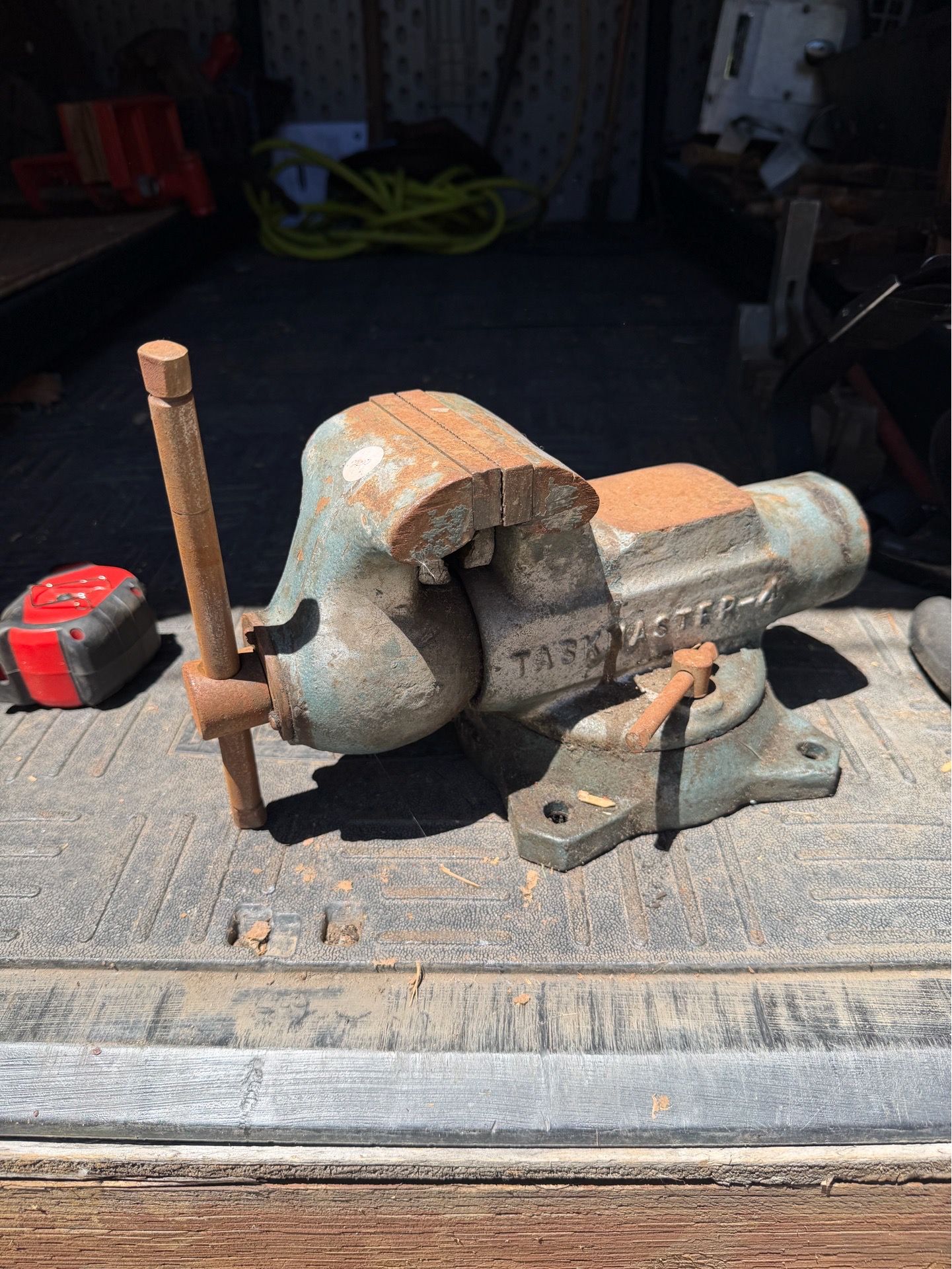 Unused Task Master 4 Inch Bullet Swivel Bench Vise