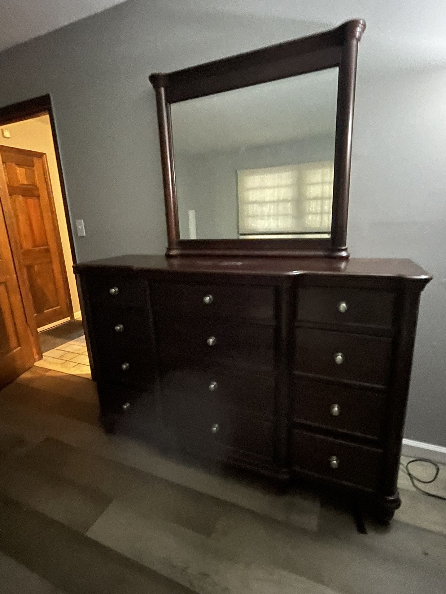 Dresser With Mirror