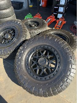 4 rines nuevos KMC con llantas LT 35/12,50/R18 para CHEVI SILVERADO GMC de 8 birlos