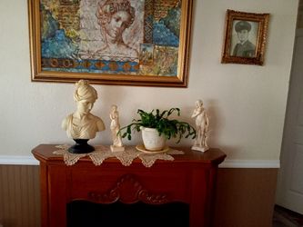 A Verry Nice  Pict8ure  Of A Greek Picture With Greek Stautis