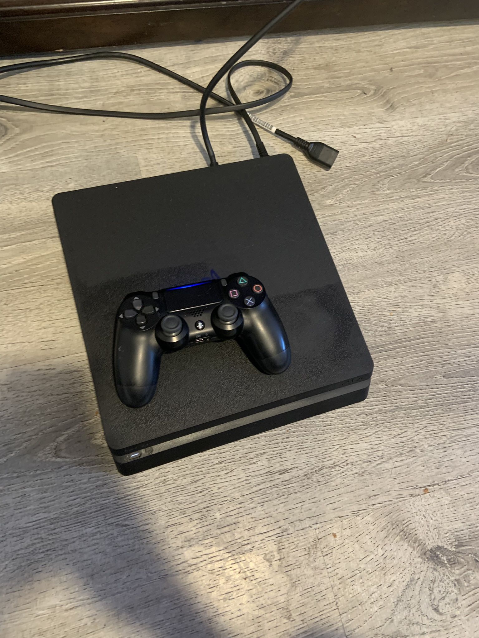 PS4 slim 1TB W / Controller