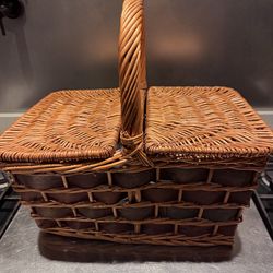 Pic nic basket with plates-glasses & utensils