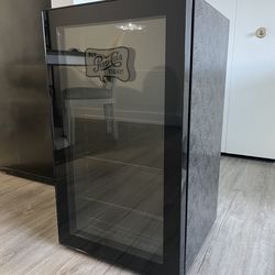 Pepsi 18.5-in W, 126-Can Capacity Black Freestanding Beverage Refrigerator with Glass Door