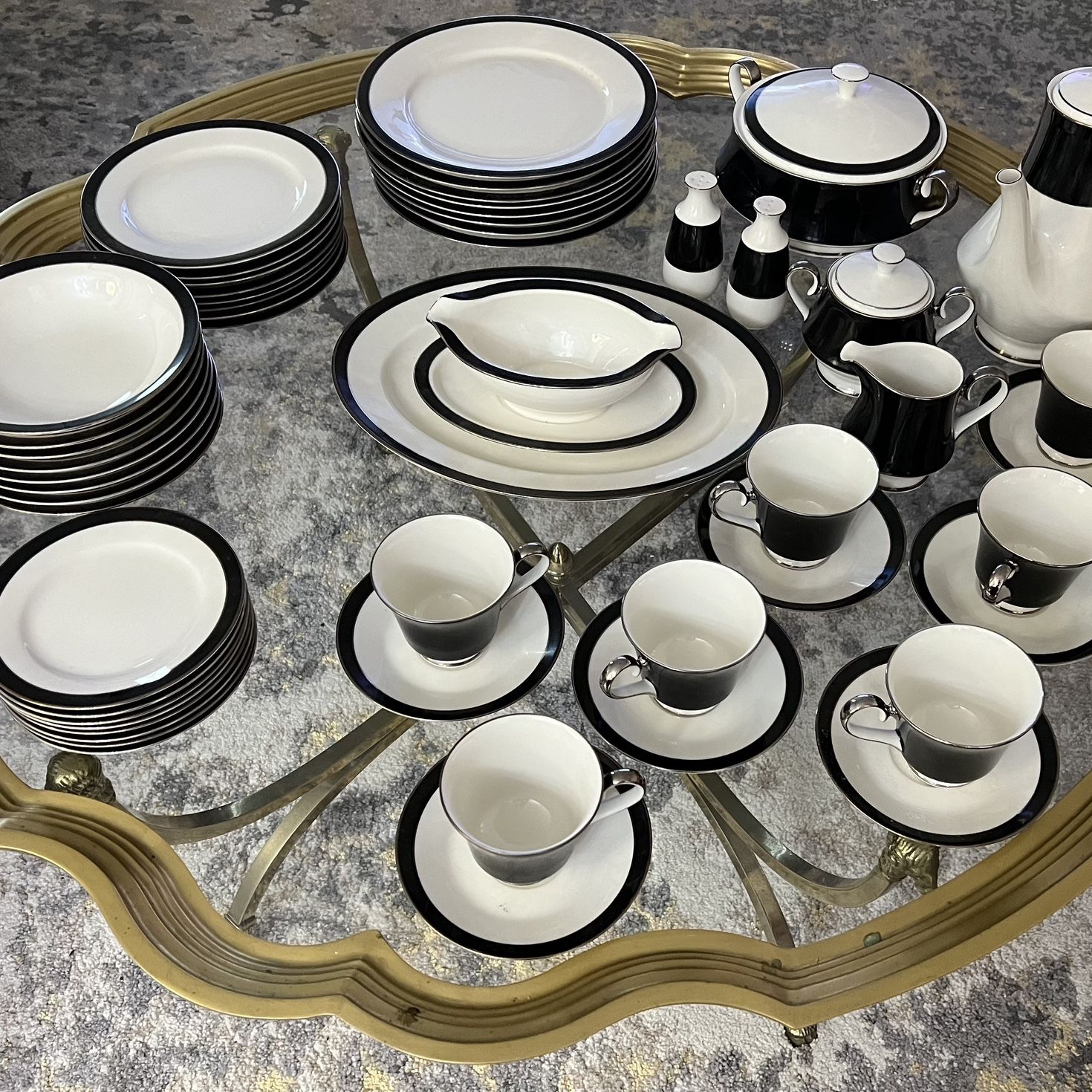 Carico Fine China Mystique 7955 Japan with Platinum Rim 62 PC Set