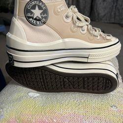 CONVERSE Size 7.5 men 9.5 women