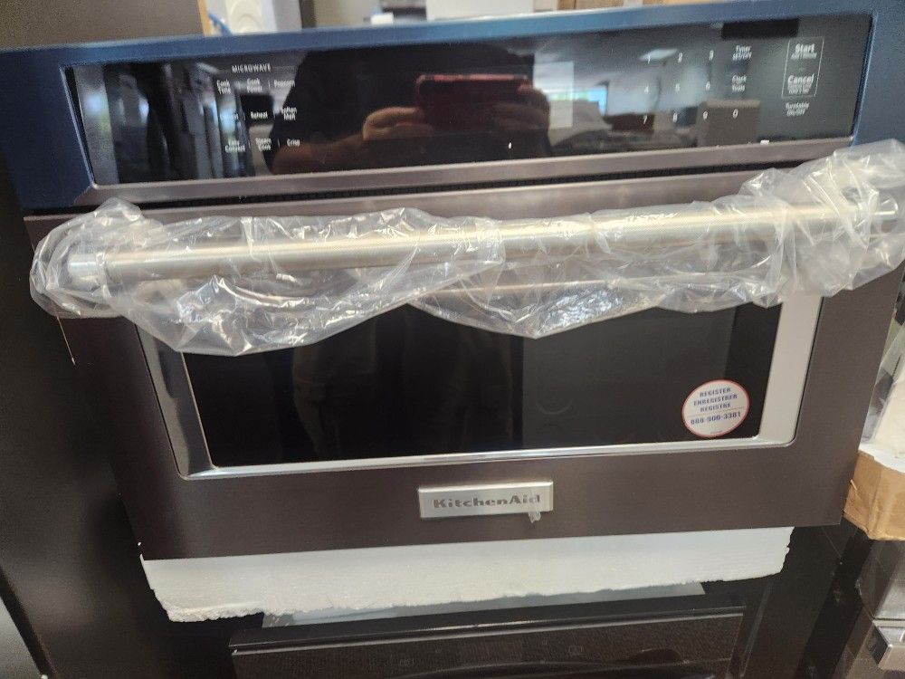 1.4 cu. t Built-ln Convection Microwave in Black Stainless with PrintShield Finish