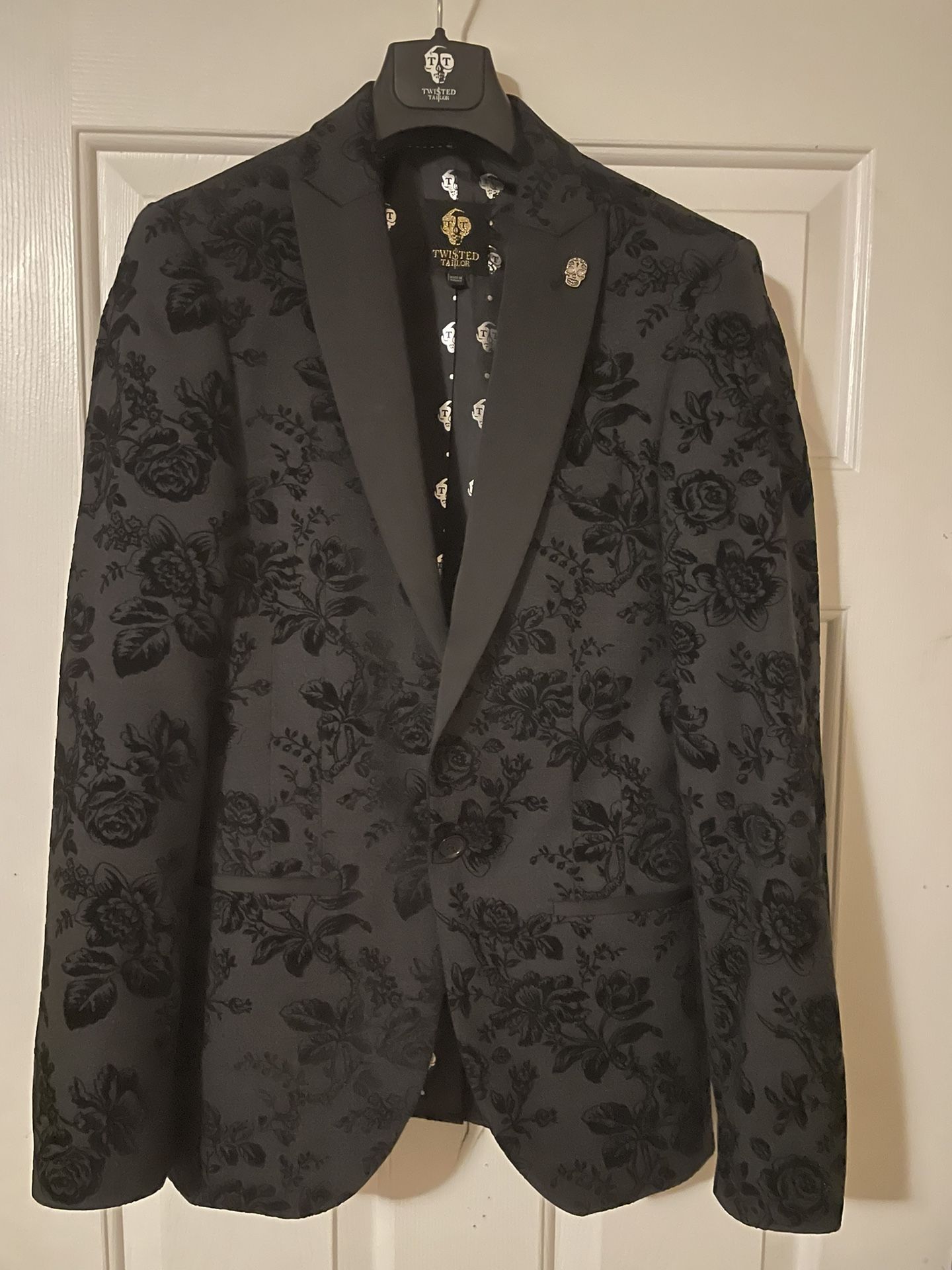 All Black Men Suit With Rose Embroidery 