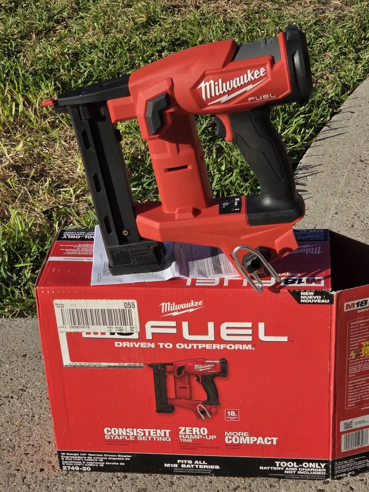 New MILWAUKEE M18 FUEL 18-Volt Lithium-lon Brushless Cordless 18-G Gauge 1/4 in. Narrow Crown Stapler (Tool- Only)