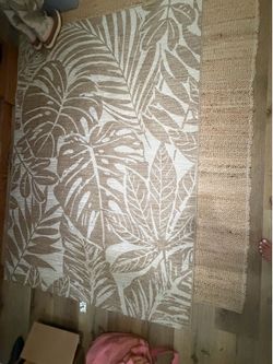Indoor/outdoor rug with tropical design 5x7