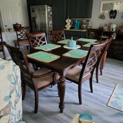 Used Table With 2 Armed & 4 Chairs