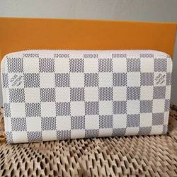 Louis Vuitton White Damier Pink Wallet for Sale in Queens, NY