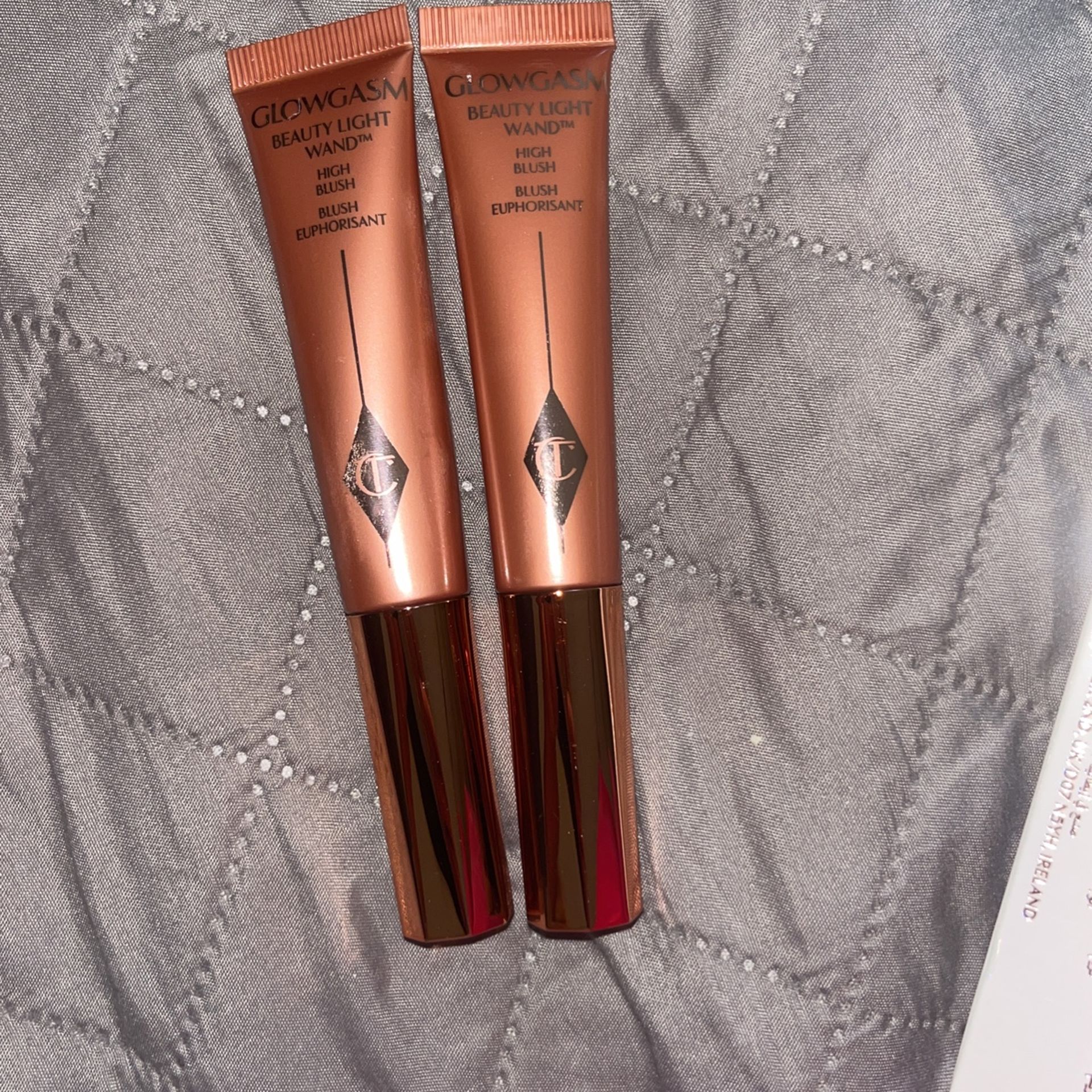  Charlotte Tilbury Two Glowgasm Highlight Wand Blush 