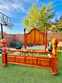 BEAUTIFUL SOLID WOOD CAL KING BED FRAME ( FREE DELIVERY 🚚 FIRST FLOOR ) GREAT CONDITION 👌🏻🥰
