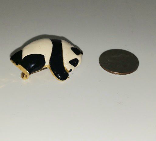 small Panda 🐼 Bear pin / brooch 