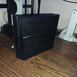 Ps4 With Wires And Remote 