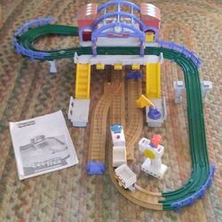 Fisher Price GeoTrax Grand Central Station Train Set w Remote Control Train