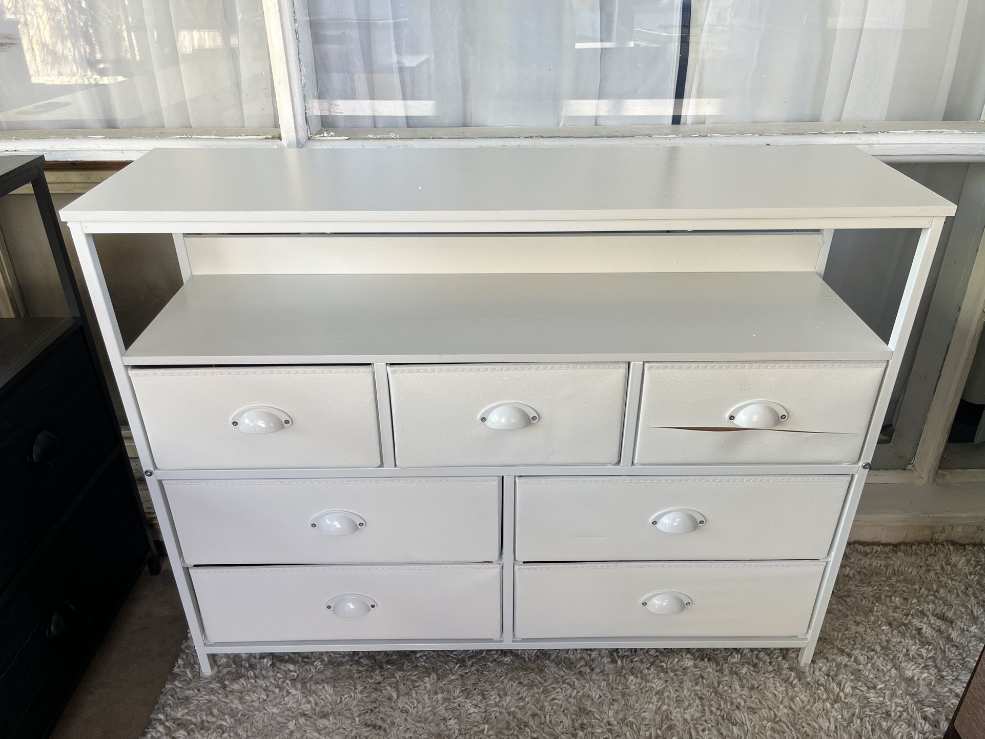 Dresser / tv stand (7 drawers, white)