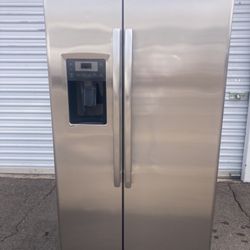 GE side-by-side stainless steel refrigerator counter in good condition, clean and attractive. One-month warranty. Delivery available. Dimensions: W36-