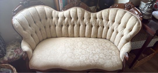 Victorian Style Tufted Settee Loveseat